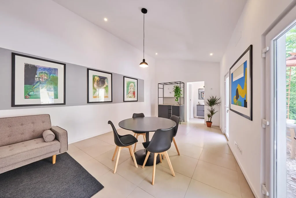 Lisbon apartment for sale with terrace and guest house