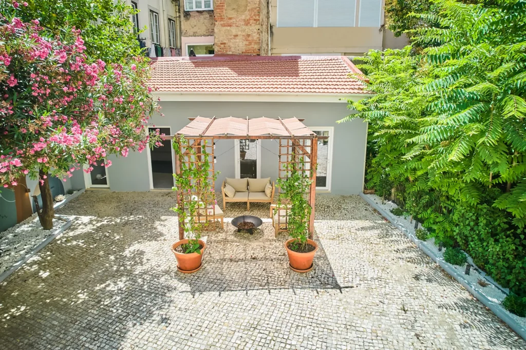 Property for sale in Lisbon with private garden and guests house feel