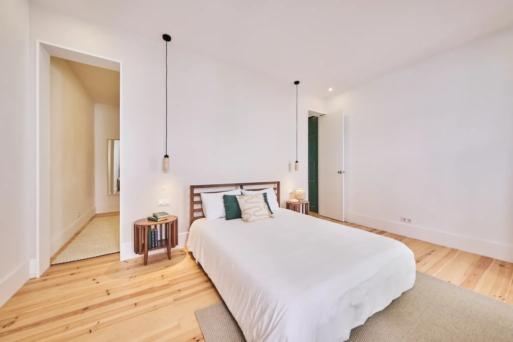 Secondary bedroom with natural light in guests house for sale in Lisbon
